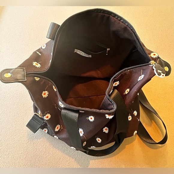 Alice + Olivia Daisy Print Overnighter Duffle Bag excellent condition​ - Picture 6 of 7